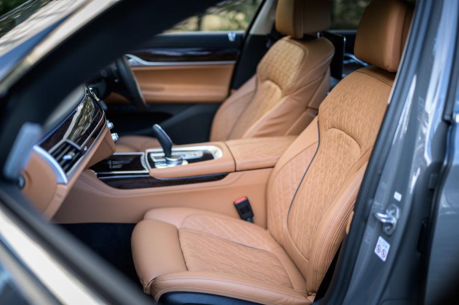 Интерьер BMW 745e (G11) 2019 года  (JP) (фото 2 из 21)